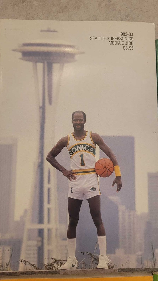 Seattle Supersonics NBA vintage media guides - photo 3