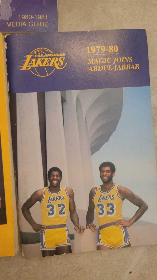 LA Lakers NBA vintage media guides - photo 2