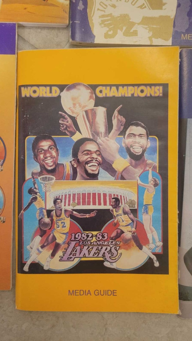 LA Lakers NBA vintage media guides - photo 3