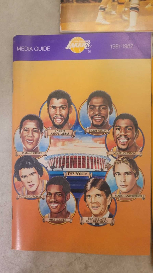 LA Lakers NBA vintage media guides - photo 4