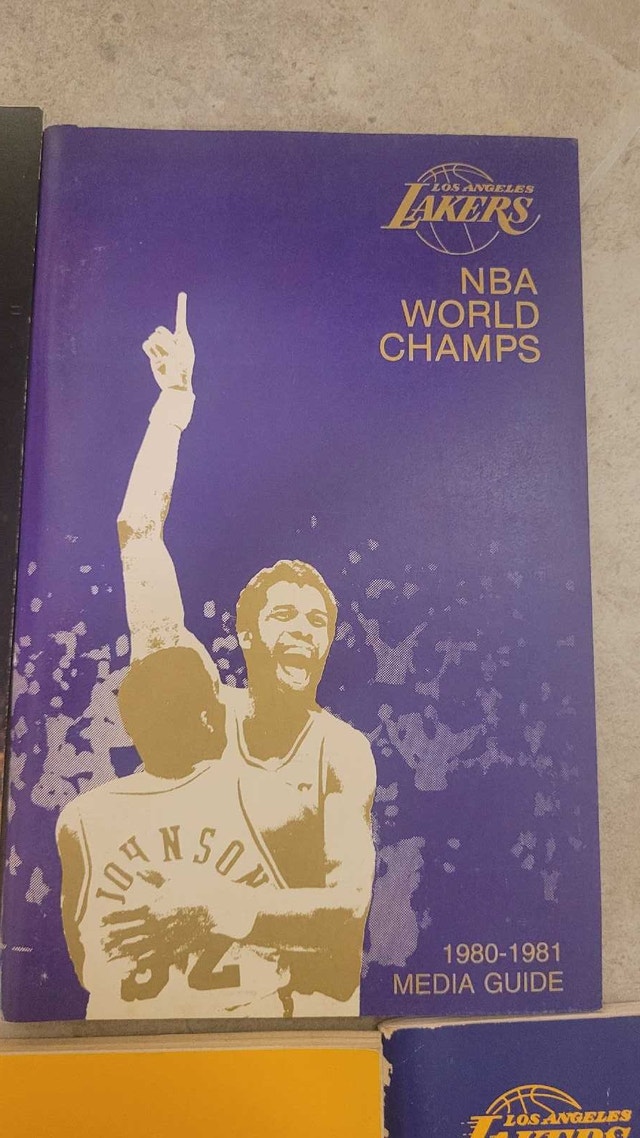 LA Lakers NBA vintage media guides - photo 5
