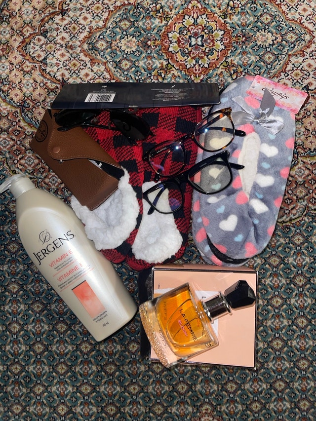 Mixed Personal Care and Accessory Bundle - photo 2