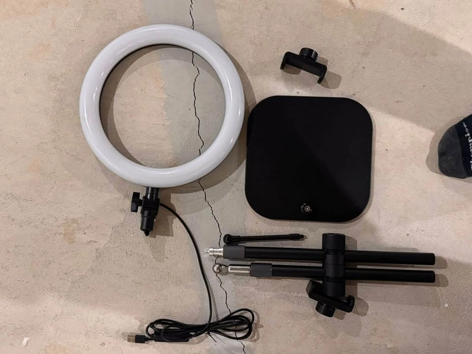 LED Ring Light with Phone Holder & Heavy Metal Base – Never Used - photo 4