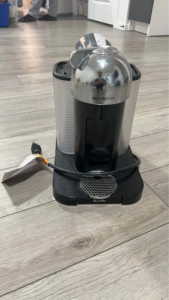 Nespresso Vertuo Coffee Machine – Excellent Condition - photo 3