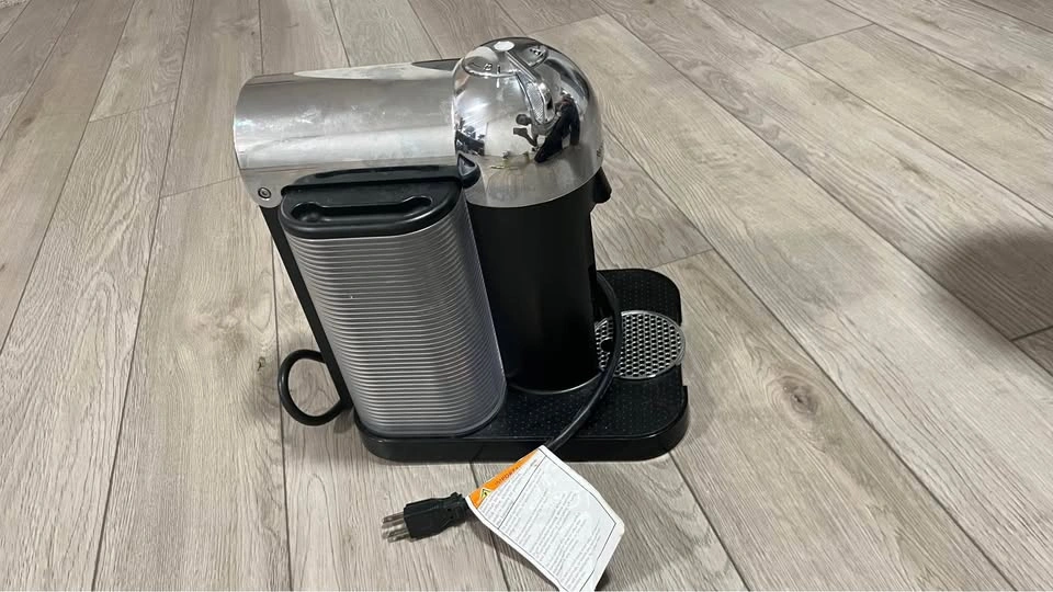 Nespresso Vertuo Coffee Machine – Excellent Condition - photo 4