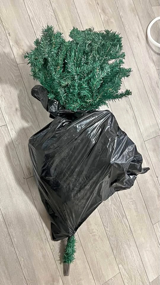 Artificial Christmas Tree – Easy Assembly