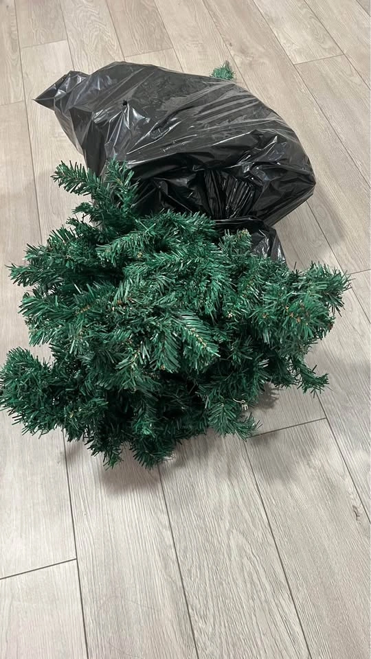 Artificial Christmas Tree – Easy Assembly - photo 2