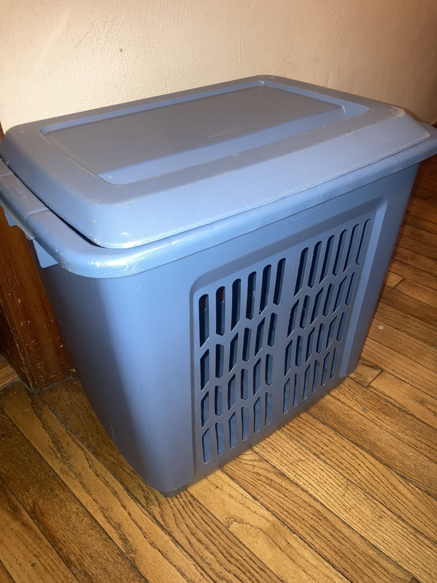 18”x19” Rubbermaid Hamper