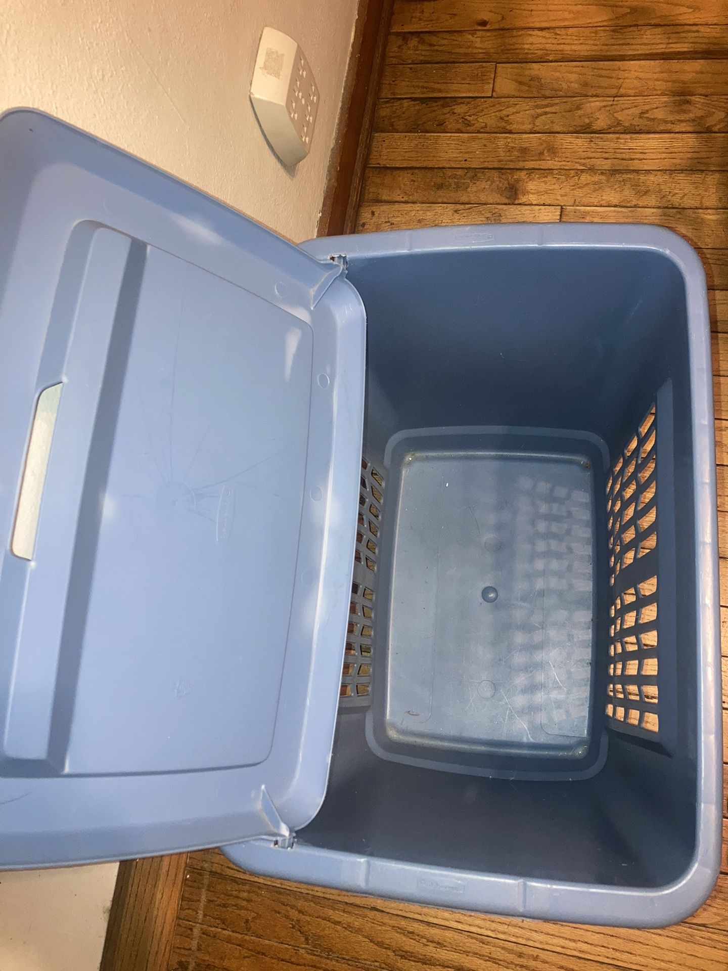 18”x19” Rubbermaid Hamper - photo 2