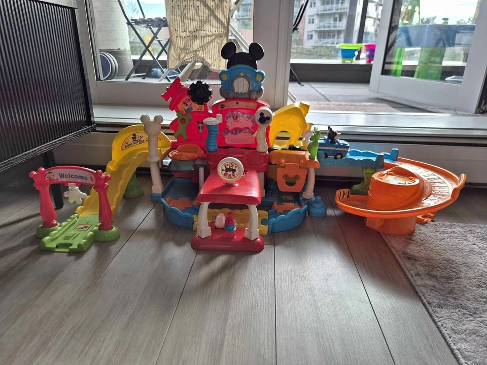 VTech Go! Go! Smart Wheels Mickey Mouse Gas & Go Repair Shop