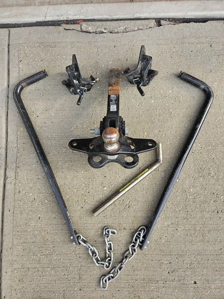 Trailer hitch and sway bars - photo 3