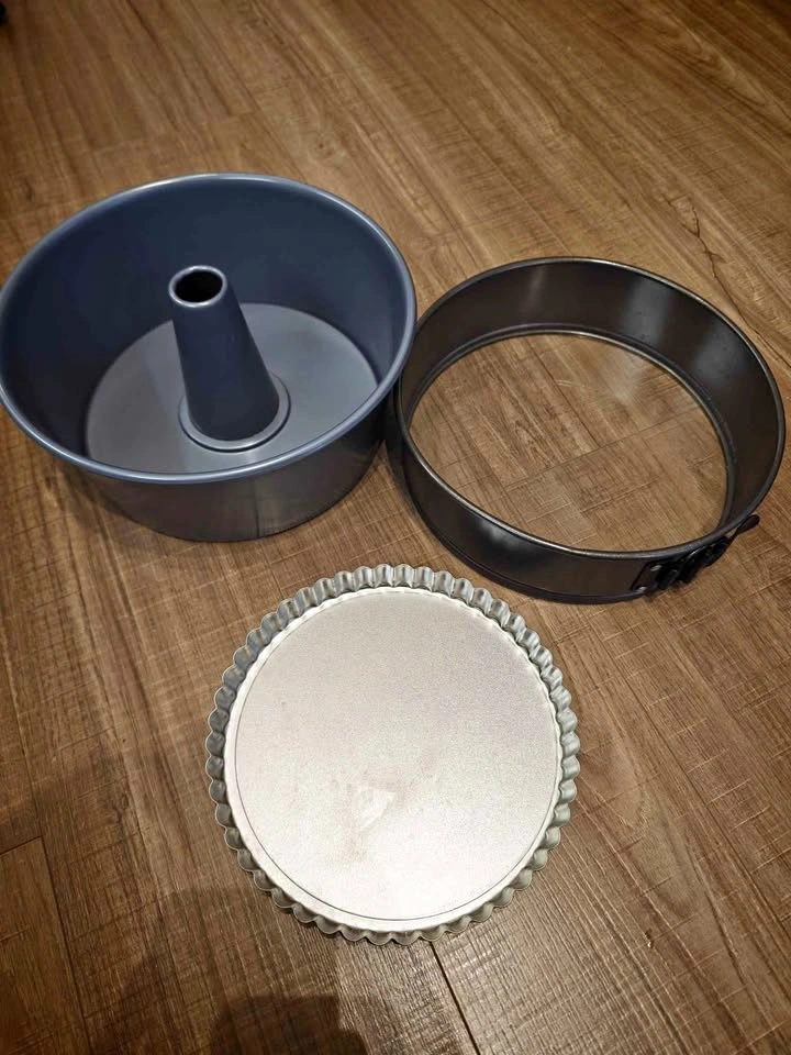 Set of assorted baking pans