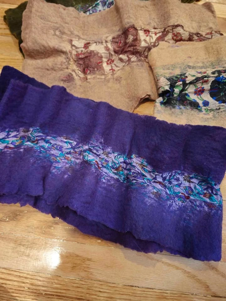 Set of wool and silk patterned scarves - photo 3