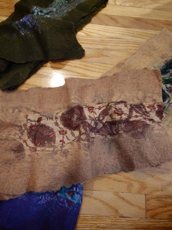 Set of wool and silk patterned scarves - photo 5