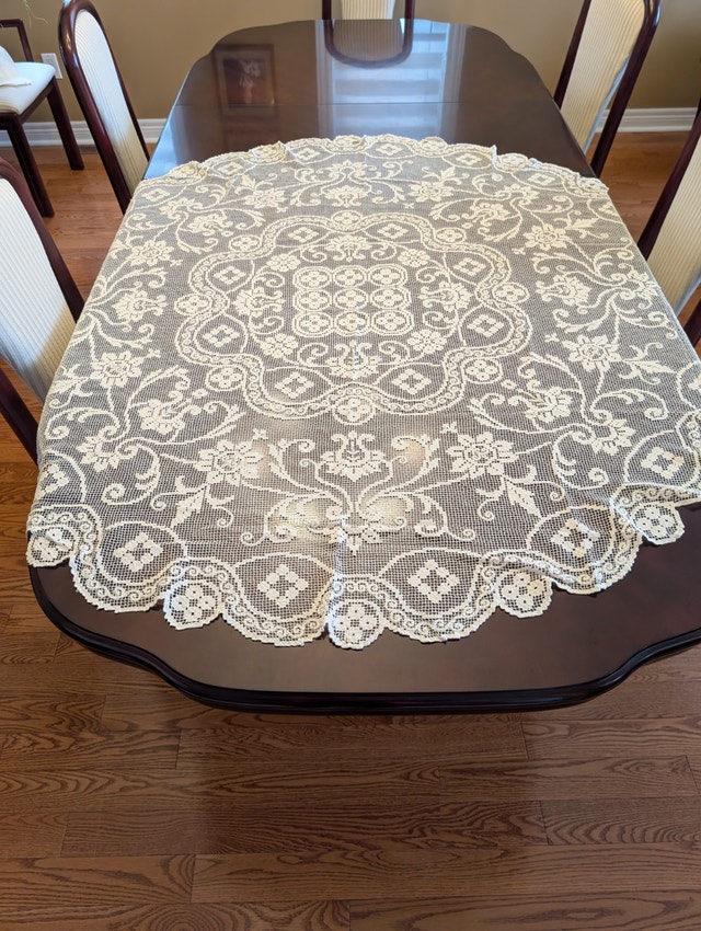 Vintage round lace tablecloth, 58 inch diameter