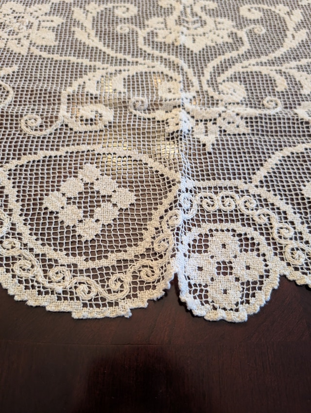 Vintage round lace tablecloth, 58 inch diameter - photo 2