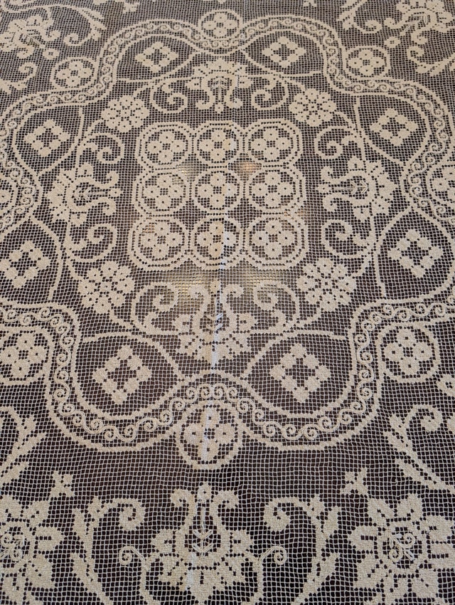 Vintage round lace tablecloth, 58 inch diameter - photo 3