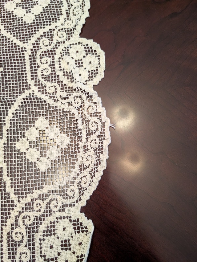 Vintage round lace tablecloth, 58 inch diameter - photo 4