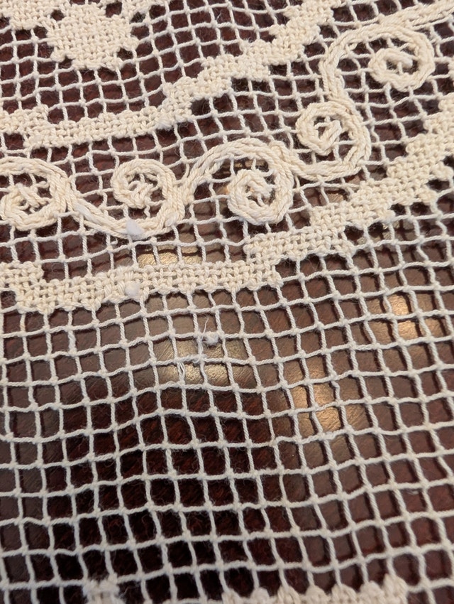 Vintage round lace tablecloth, 58 inch diameter - photo 5