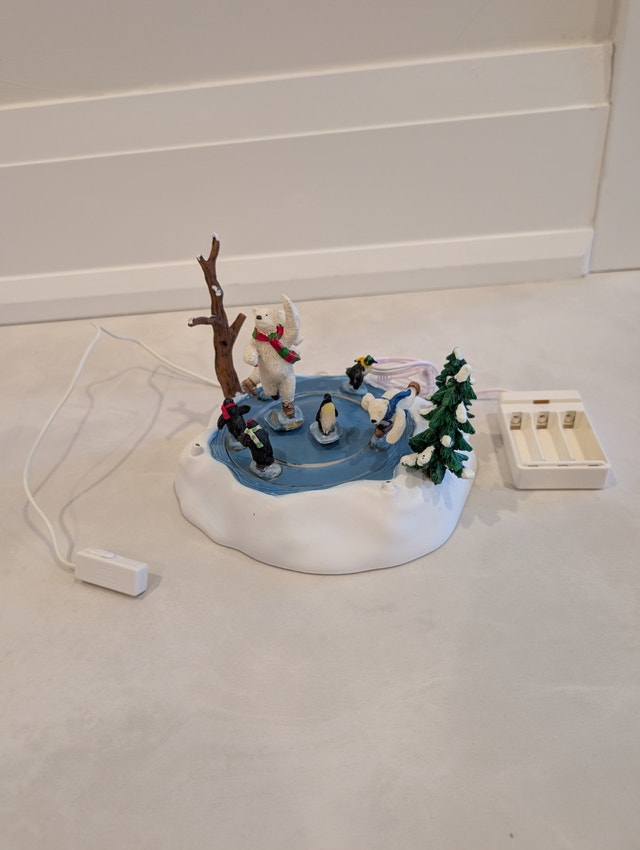 Lemax North Pole Skaters Table Accent - photo 2