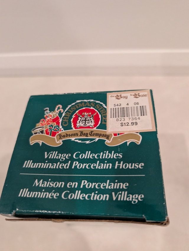 Hudson's Bay Co. Village Collectibles Illuminated Library - photo 3
