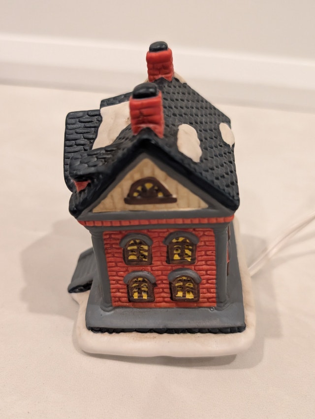 Hudson's Bay Co. Village Collectibles Illuminated Library - photo 4