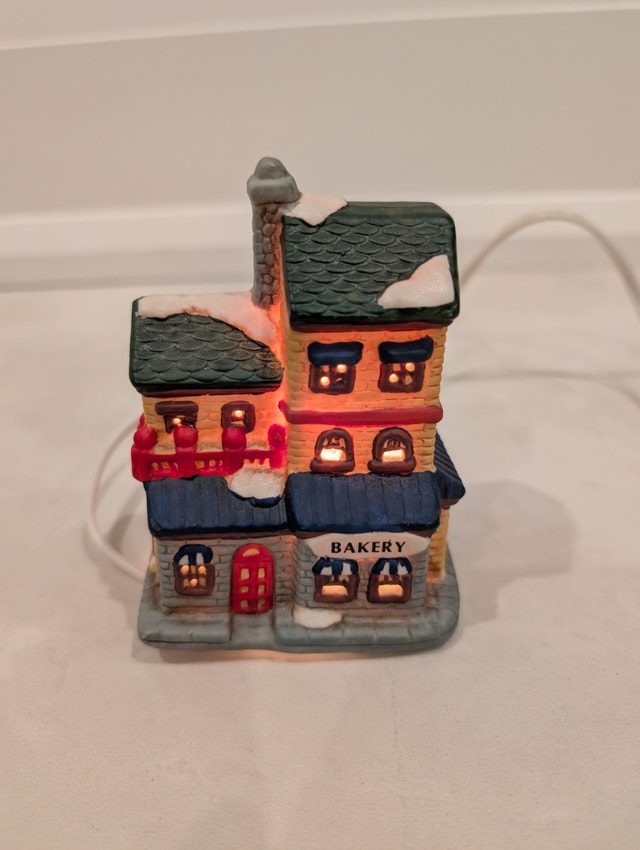 Hudson's Bay Co- Village Collectibles- Illuminated Bakery - photo 3