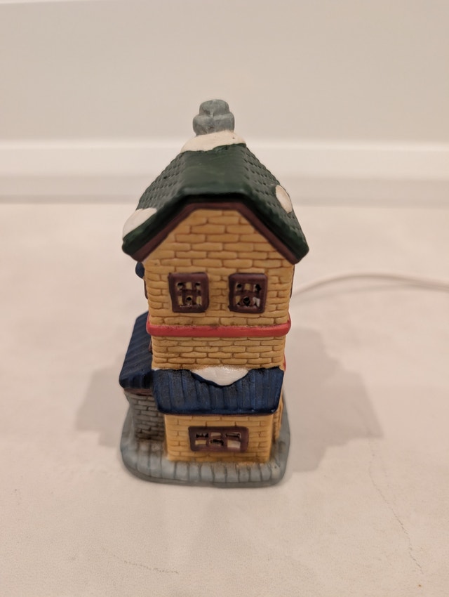 Hudson's Bay Co- Village Collectibles- Illuminated Bakery - photo 4