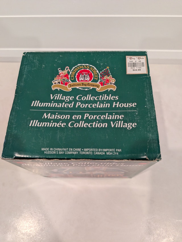 Christmas - Hudson's Bay Collection- Illuminated Train Station - photo 2