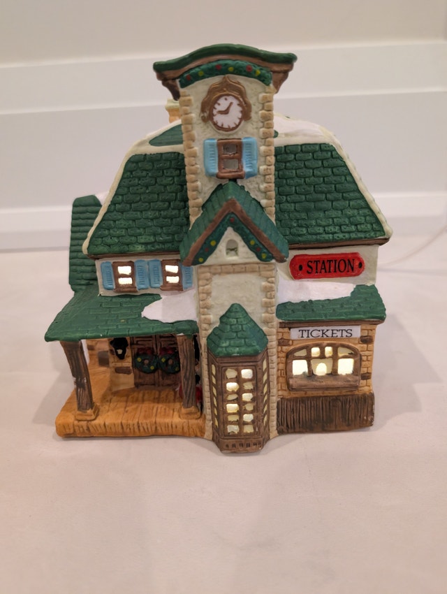 Christmas - Hudson's Bay Collection- Illuminated Train Station - photo 3