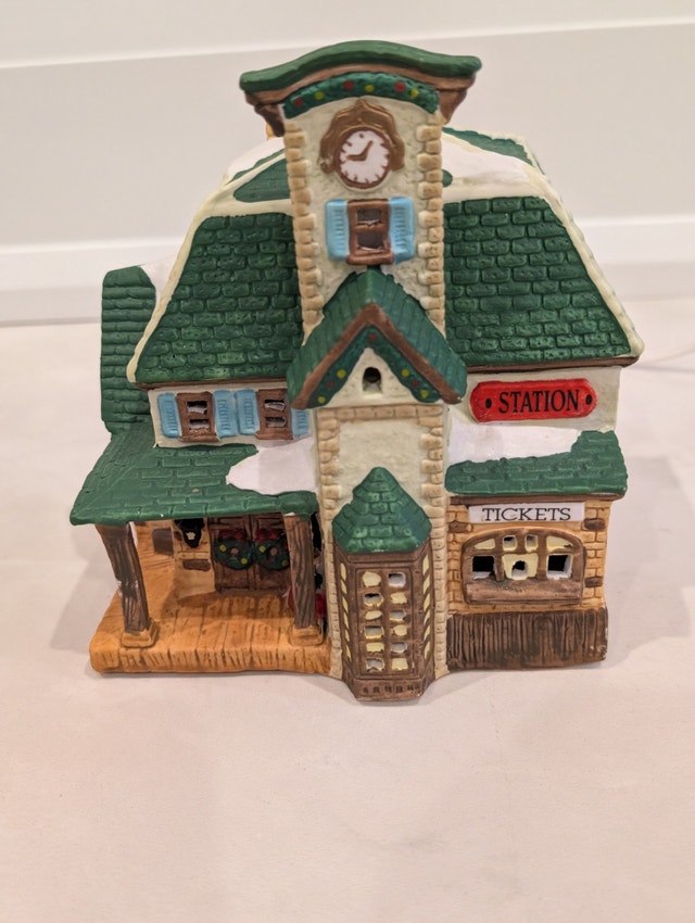 Christmas - Hudson's Bay Collection- Illuminated Train Station - photo 4