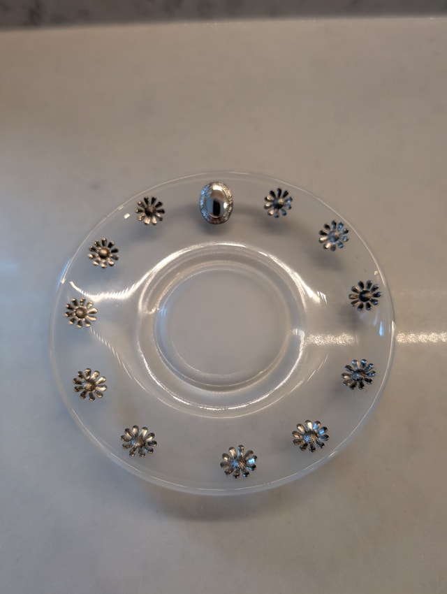 Clear small glass plate decorated with AN AG 146 Daisies