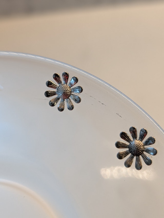 Clear small glass plate decorated with AN AG 146 Daisies - photo 4