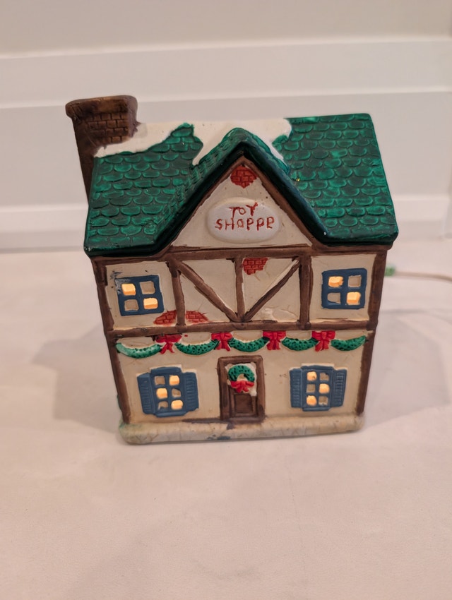 Dickensville Collectables Illuminated Porcelain House: Toy Shop - photo 2