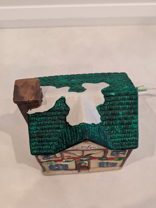 Dickensville Collectables Illuminated Porcelain House: Toy Shop - photo 3