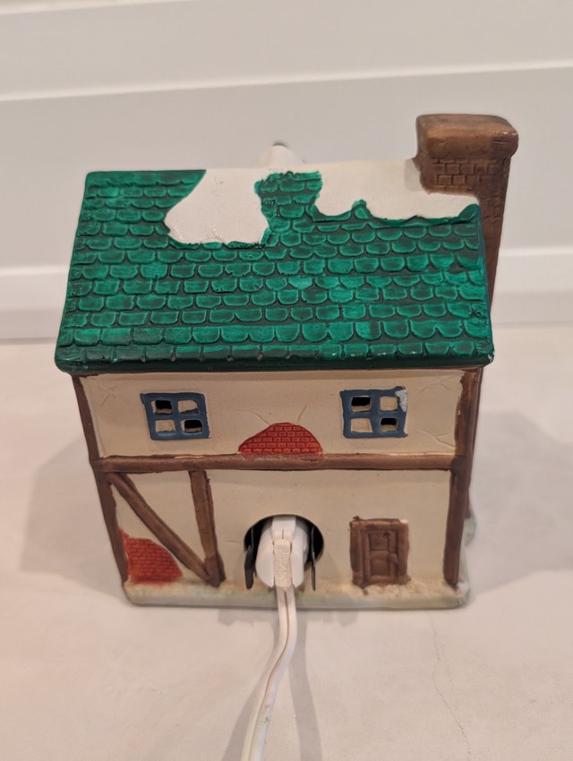 Dickensville Collectables Illuminated Porcelain House: Toy Shop - photo 5