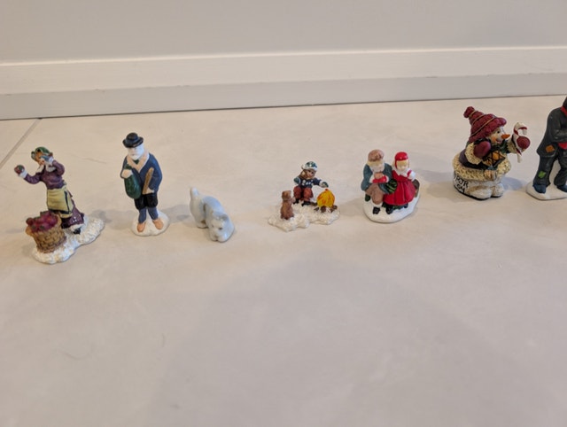 Christmas Village Characters and Accessories - photo 2