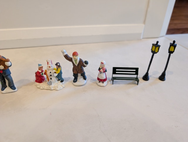 Christmas Village Characters and Accessories - photo 3