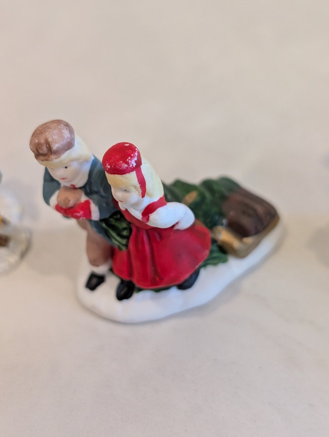 Christmas Village Characters and Accessories - photo 4