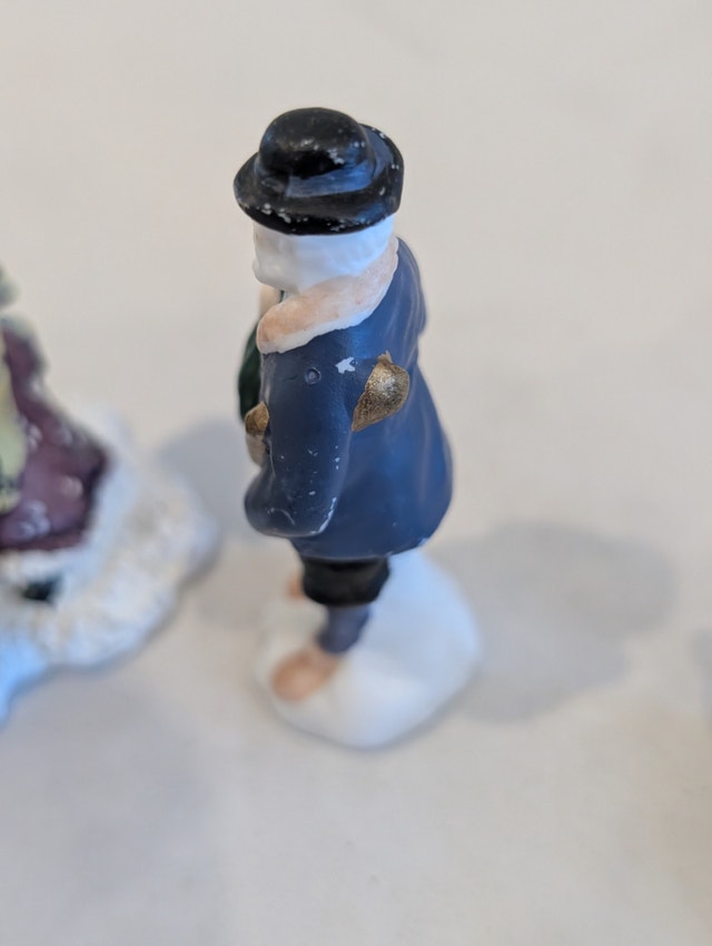 Christmas Village Characters and Accessories - photo 5