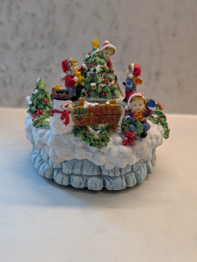 Santa's Polyresin Skating Pond Wind-up Music Box Skating Girl - photo 5