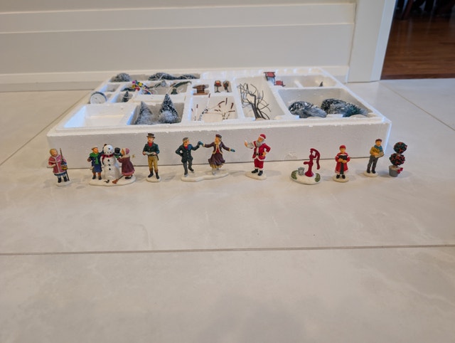 Holiday Collection 30 Piece Accessory Set Lemax Christas Village - photo 4