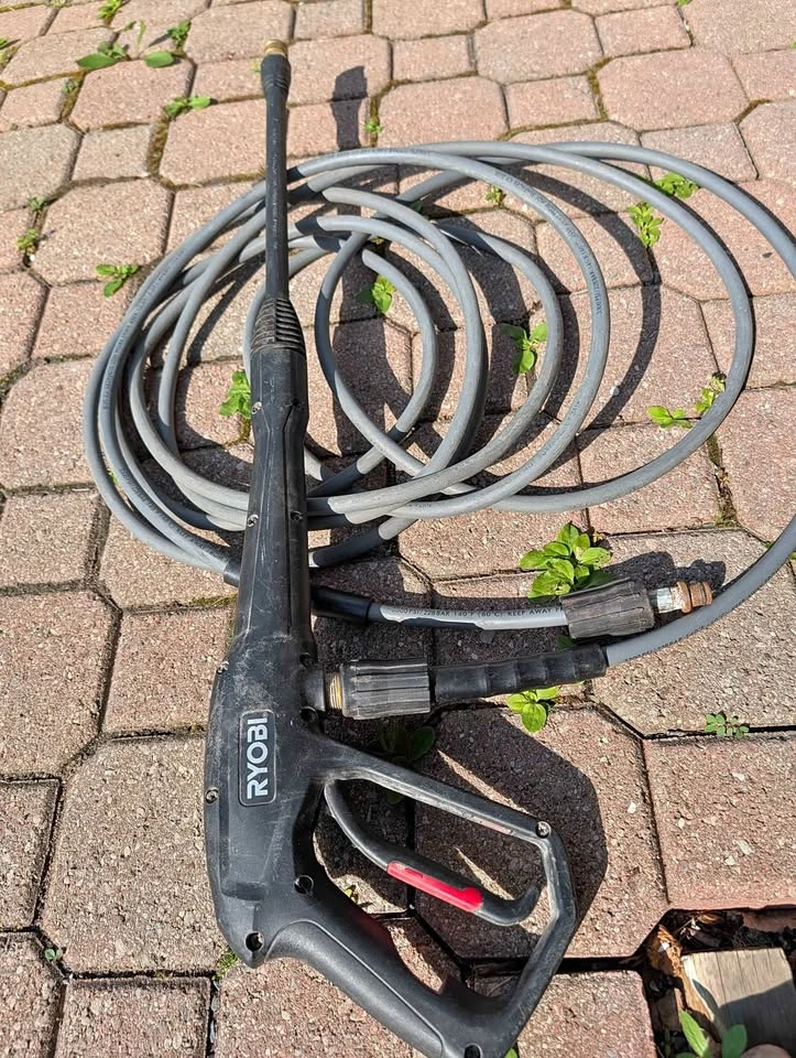 Pressure washer gun and hose