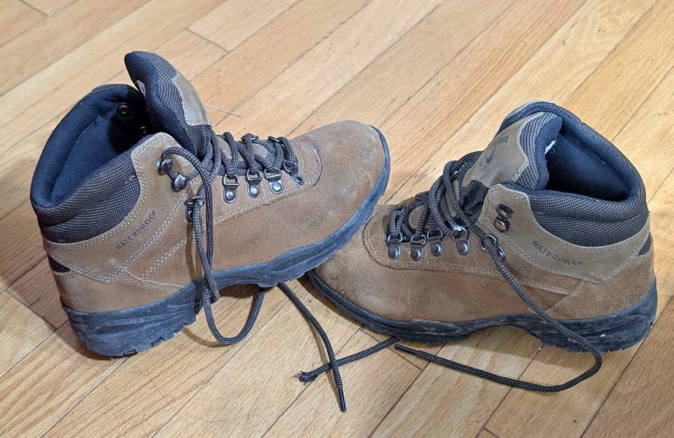 ALPINE WATERPROOF BOOTS Ladies size 7M