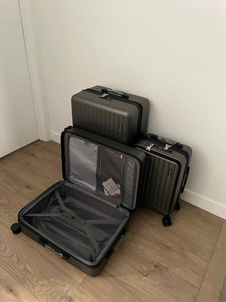 New Black 3-Piece Luggage Set (20”/24”/28”) with Free Covers - photo 2