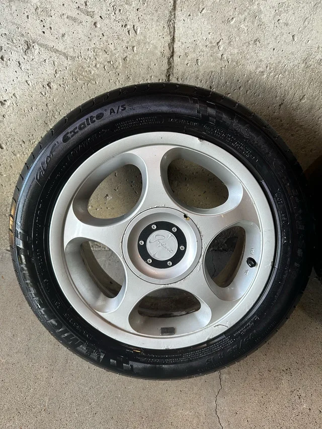 Four all-season tires image indicator(4)