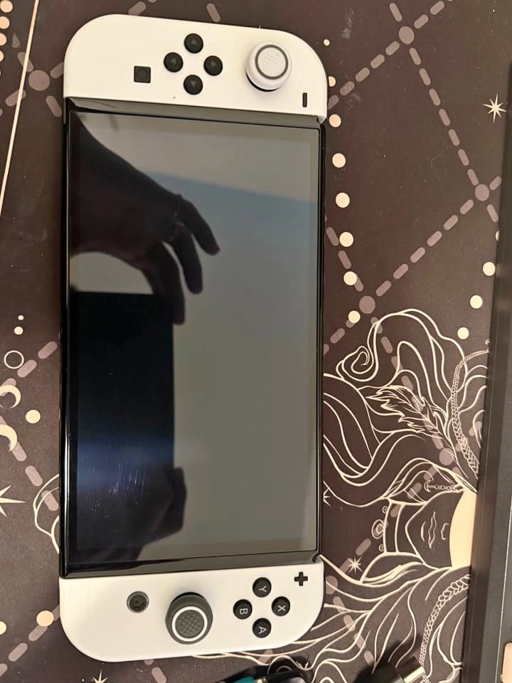 Nintendo Switch OLED White – Complete in Box / Excellent Conditi