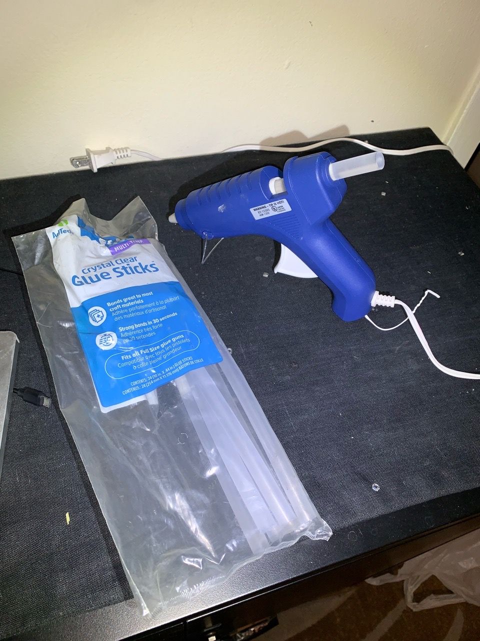 Hot Glue Gun with Crystal Clear Glue Sticks