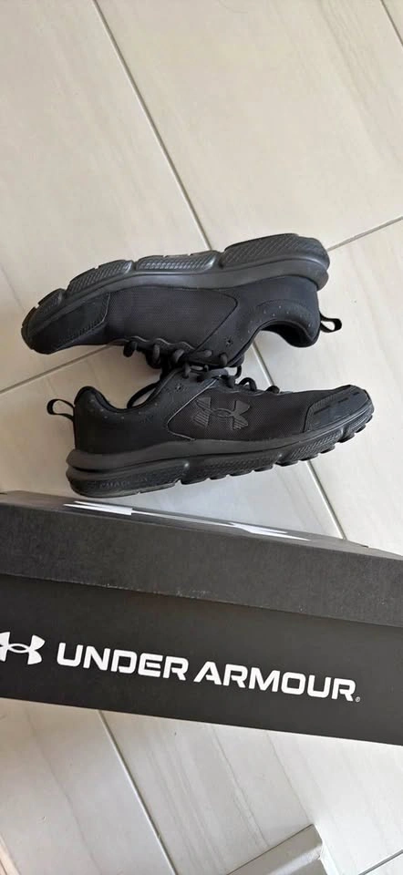 Under Armour Charged Assert 10 All-Black Running Shoes - Size 9