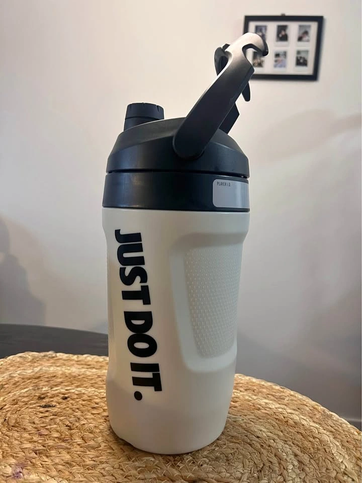 Nike 1.89L/64oz water bottle